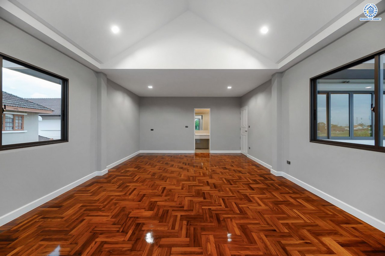 บ้านเดี่ยวฟิลคฤหาสน์มือสองตกแต่งใหม่ แบรนด์ LH ดีไซน์สุดหรูหรา โครงการ ลดาวัลย์ ปิ่นเกล้า เนื้อที่ 214 ตร.ว. บนพื้นที่ใช้สอยถึง 553.48 ตร.ม. ฟังก์ชันจัดเต็ม 4 ห้องนอน 5 ห้องน้ำ 1 ห้องอเนกประสงค์ 1 ห้องแม่บ้าน จอดรถได้ถึง 2 คัน ทำเลติดถนนบรมราชชนนี เชื่อมต่อหลายเส้นทาง ใกล้มหาวิทยาลัยมหิดล และเซ็นทรัลศาลายา